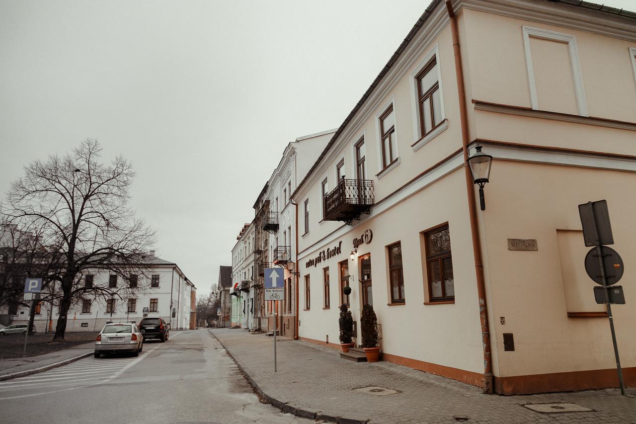 Rynek 6 Retro Pub & Hostel Radom Bagian luar foto